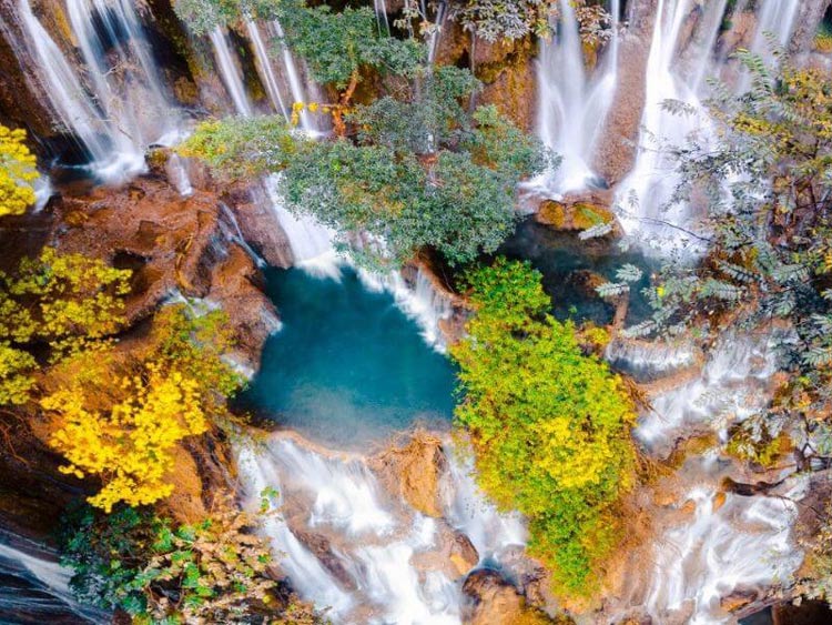 Cascade de Kuang Si est l'une des cascades les plus grandes au Laos