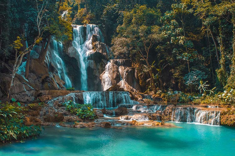 Cascade de Kuang Si est célèbre pas ses eaux éméraudes et sa nature à couper le souffle