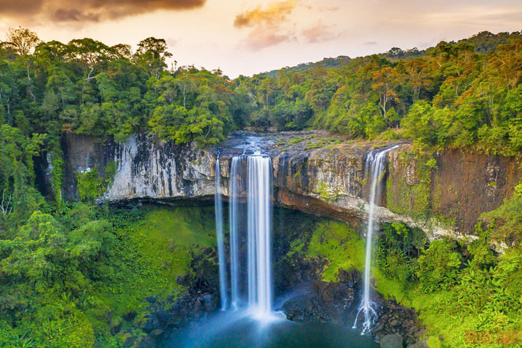 La beauté majestueuse de la cascade Hang En