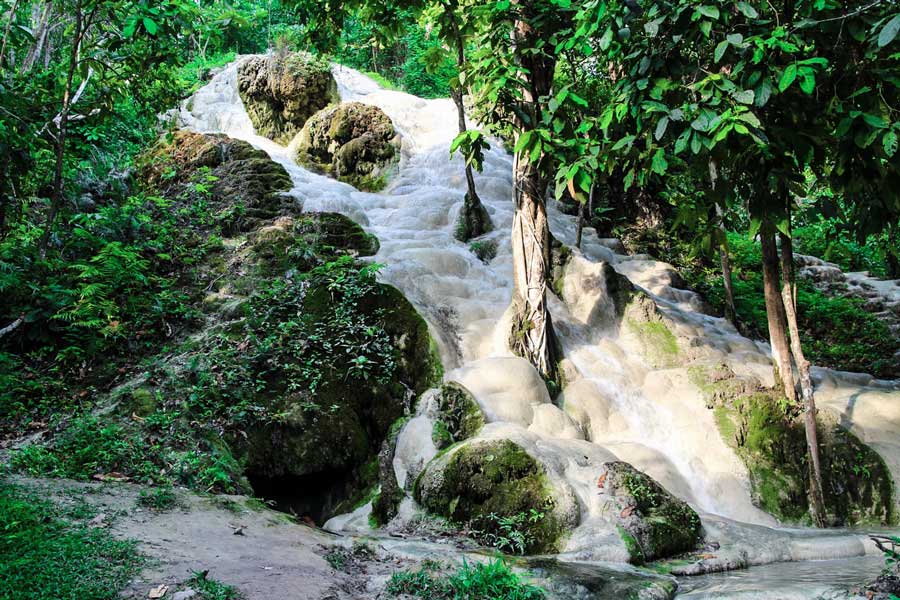 La cascade Sticky est l'une des cascades les plus spéciales de Thaïlande