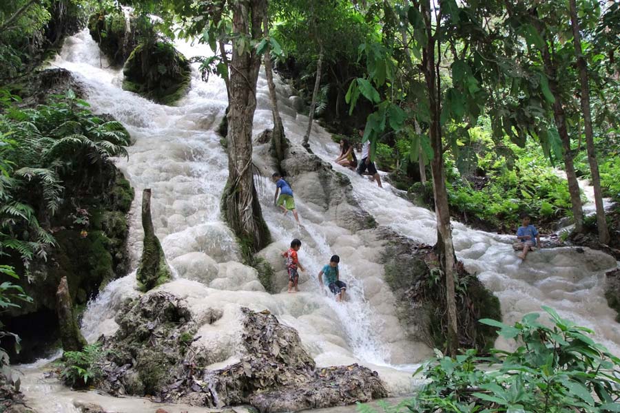 Les visiteurs peuvent grimper confortablement sur la cascade Sticky sans craindre de tomber