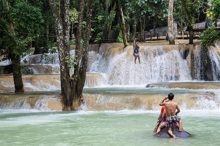 La natation est l'activité la plus attrayante à la cascade de Tad Sae