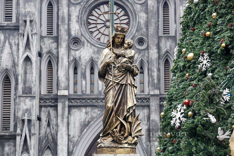 Statue en métal de la Vierge Marie aux lignes sophistiquées