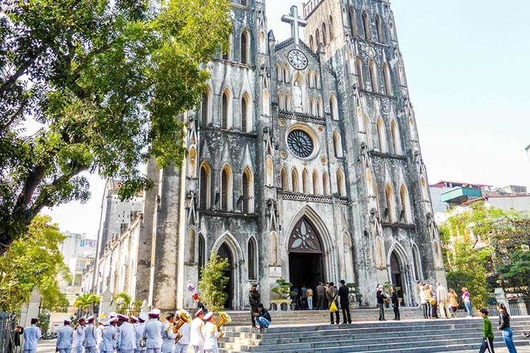 La cathédrale de Hanoï est située à l'intersection de trois rues : Nha Chung, Church Street et Ly Quoc Su Street