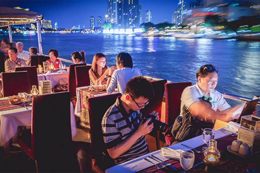 Une croisière sur le Chao Phraya pendant le Noel à Bangkok est un choix extraordinaire pour les couples