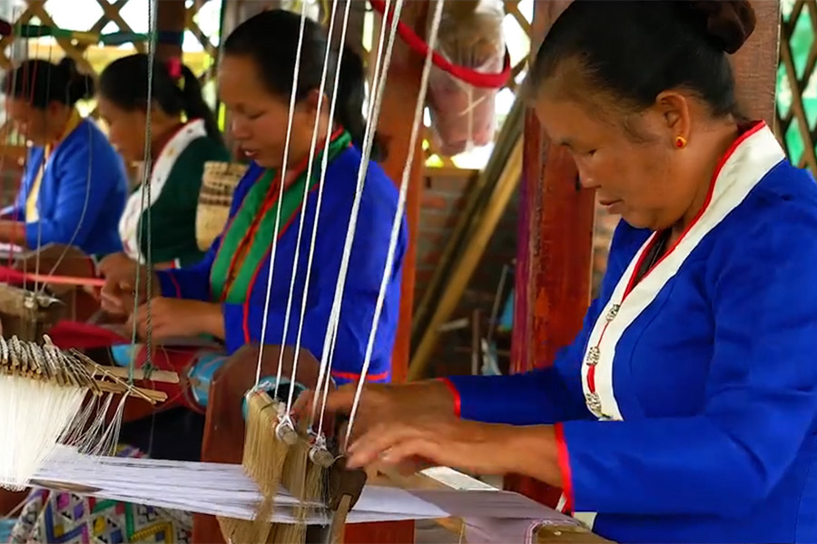 Rencontrer des artisans locaux au centre est une activité incontournable au centre artisanat de Phieng Ngam