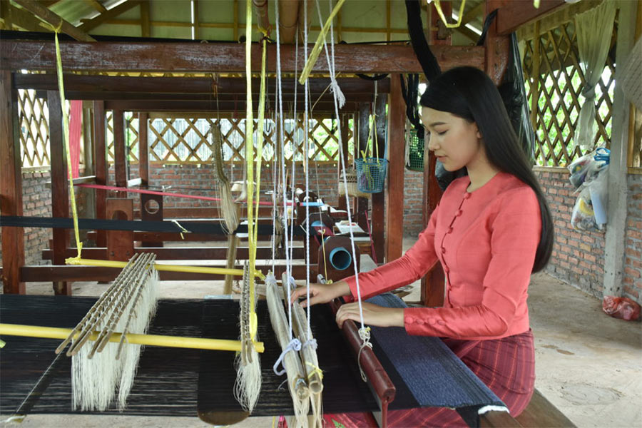 Essayer le tissage du brocart est une expérience mémorable au centre d'artisanat de Phieng Ngam