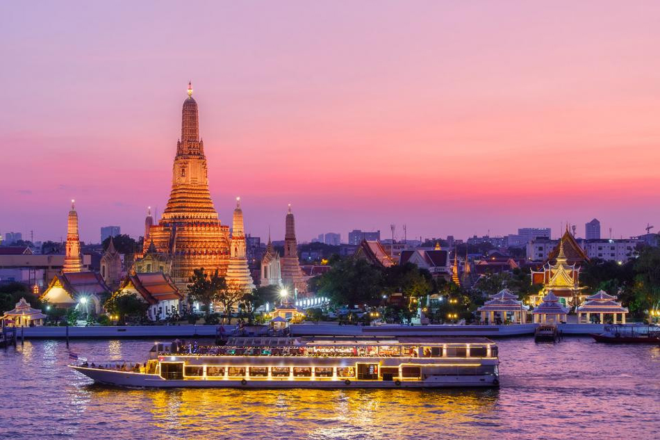 Rivière de Chao Phraya est considérée comme l'élément virtuel de la Thailande et l'âme de Bangkok