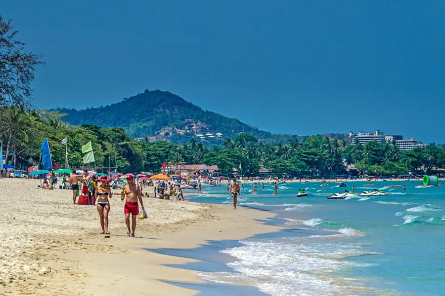 Nager et se détendre sur le sable est un incontournable