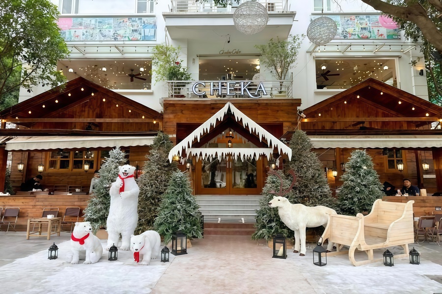 Cafés et restaurants de Hanoï aux décorations de Noël