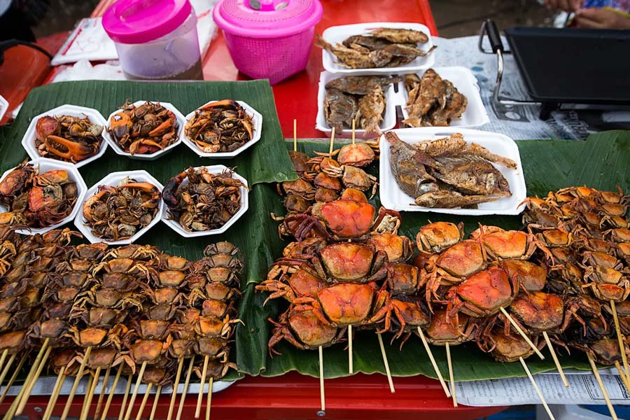 Savourer des spécialités locales à Chiang Khan est une expérience agréable