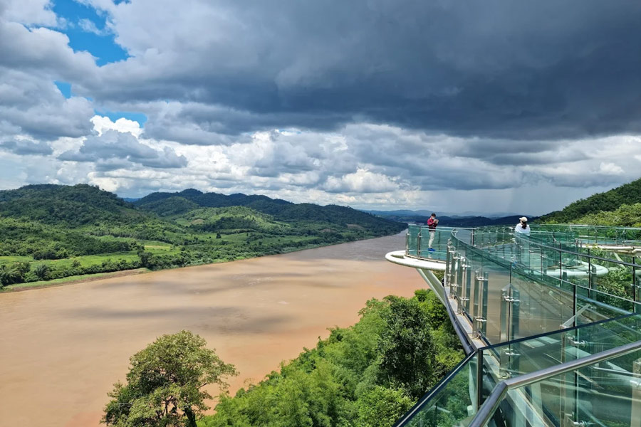 Sur le pont de verre à Chiang Khan, vous pourrez profiter d'une vue panoramique sur le fleuve Mékong et les montagnes au loin