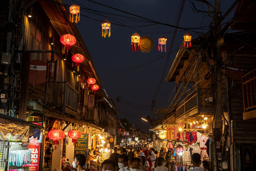 La rue piétonne de Chiang Khan est toujours animée la nuit