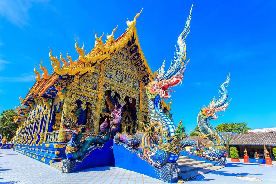 La couleur bleue de Wat Rong Suea vive du temple crée une image impressionnante