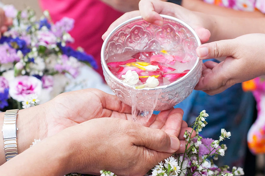 à faire pendant le Songkran : Utilisez du parfum pour baigner la statue de Bouddha