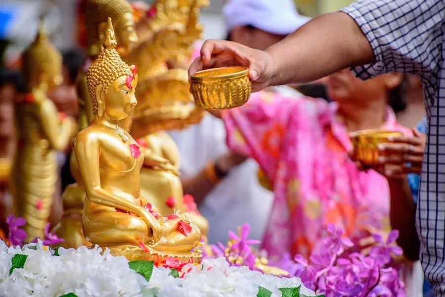 Choses à faire lors du Songkran en Thailande : Respectez tous les Bouddhas