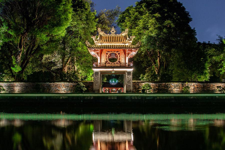 Visite du Temple de la Littérature est l'une des meilleures choses à faire la nuit à Hanoï