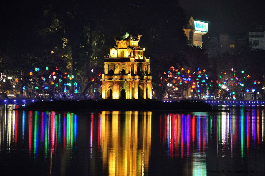 Promenade autour du lac de l'Épée est l'une des meilleures choses à faire la nuit à Hanoï