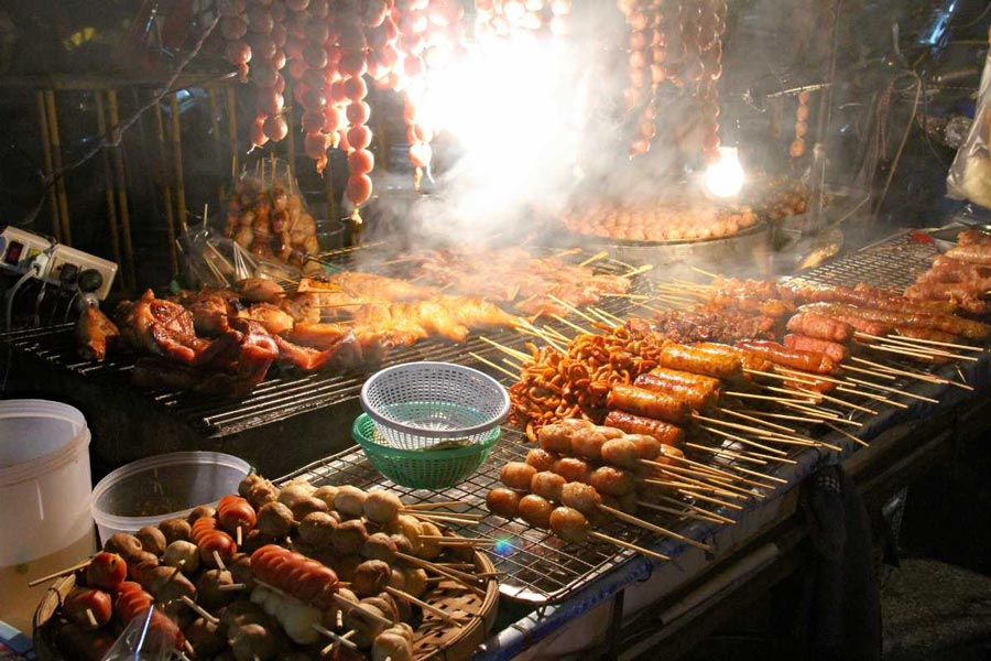 Dégustation des plats de rue est l'une des choses à faire à Phnom Penh