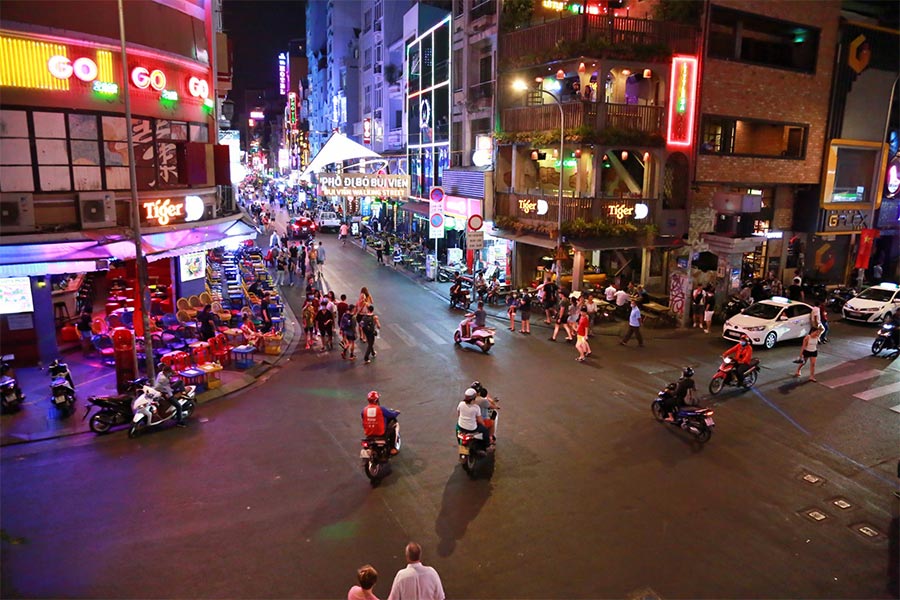 La rue de Bui Vien est toujours animée dans la nuit