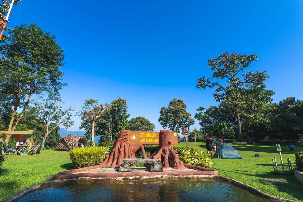 Le ciel à Doi Khun Tan est bleu clair les jours d'été