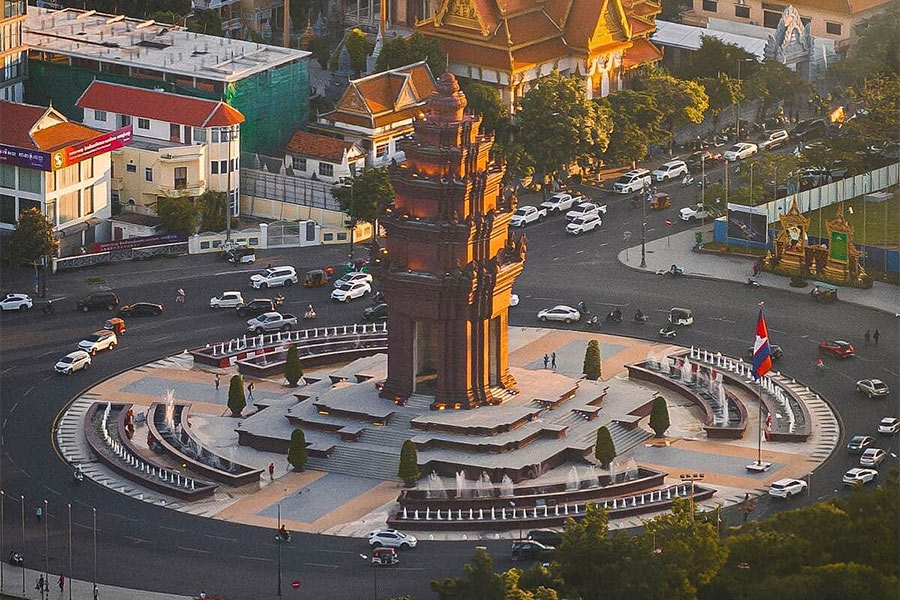 Les bâtiments traditionnels sont entrecoupés de nombreux bâtiments modernes à Phnom Penh