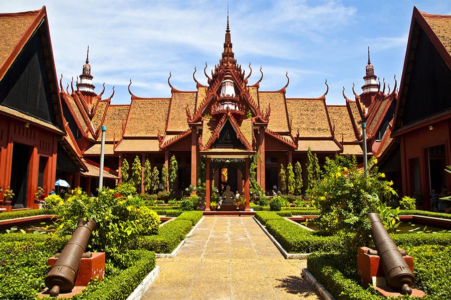 Premier jour à Phnom Penh, visitez des anciens bâtiments khmers et le palais royal 