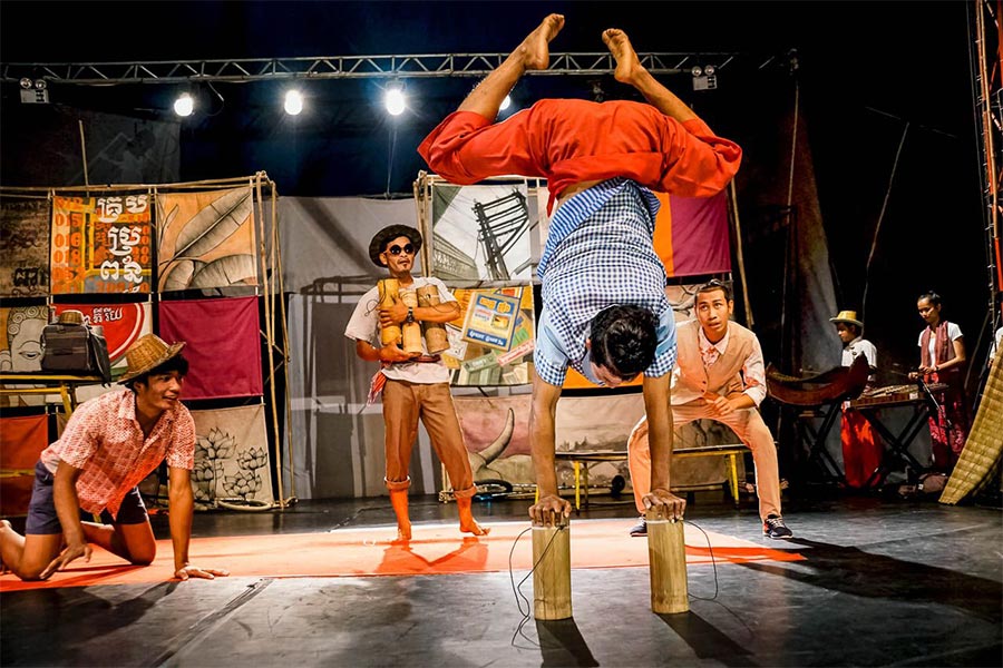 Artistes du cirque Phare réalisant une performance acrobatique en soirée