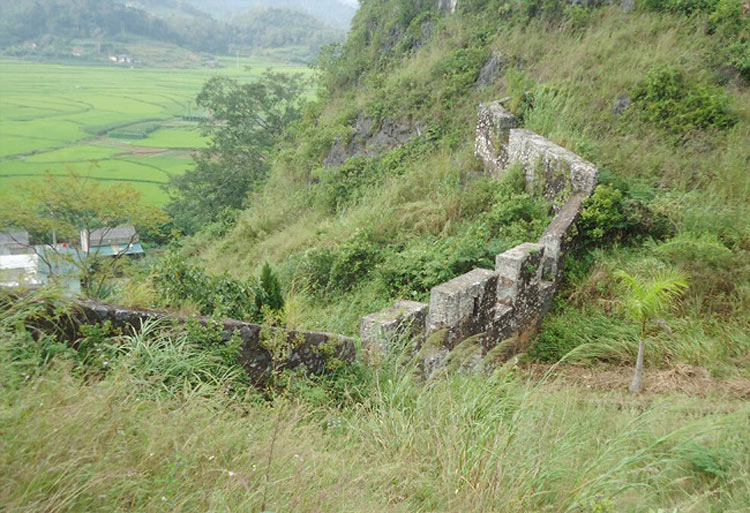 La citadelle de la dynastie Mac est solide et robuste, faite de pierre de jade de grande taille