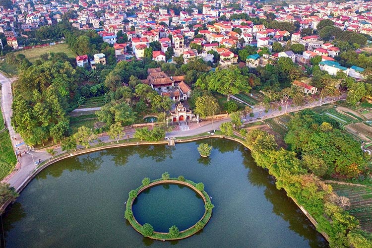La zone de reliques historiques de la citadelle de Co Loa s'étend sur 3 communes : Co Loa, Viet Hung, Duc Tu dans le district de Dong Anh, Hanoï.