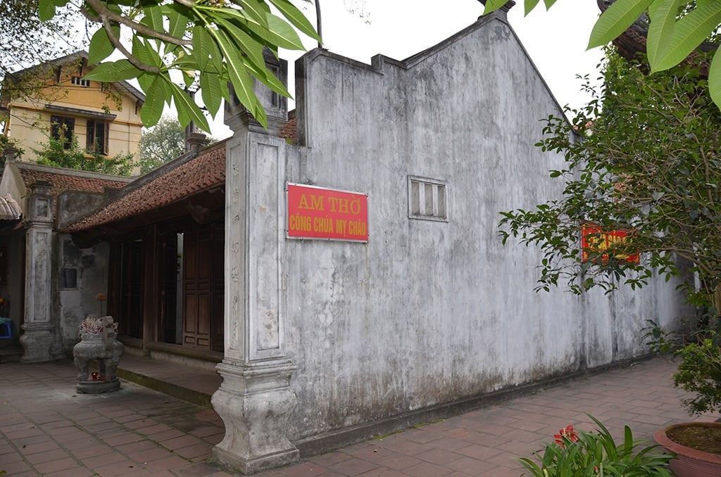 Am Ba Chua (temple Mon Chau)