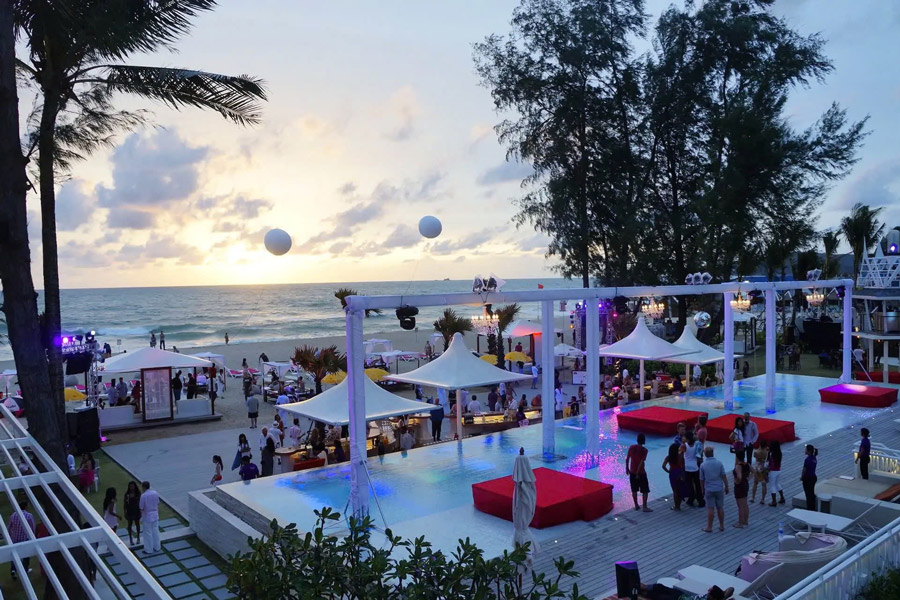 le Xana Beach Club se démarque parmi les clubs de plage à Phuket avec son bar aquatique unique et son cadre spectaculaire