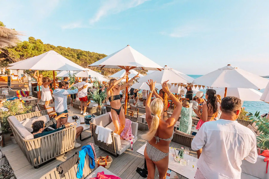 Installez-vous confortablement au Carpe Diem Beach Club et profitez de l’une des meilleures expériences des bars à Phuket