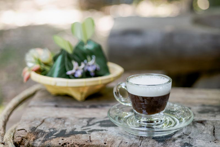 Boire une tasse de cafe au lait de coco à Takhian Tia