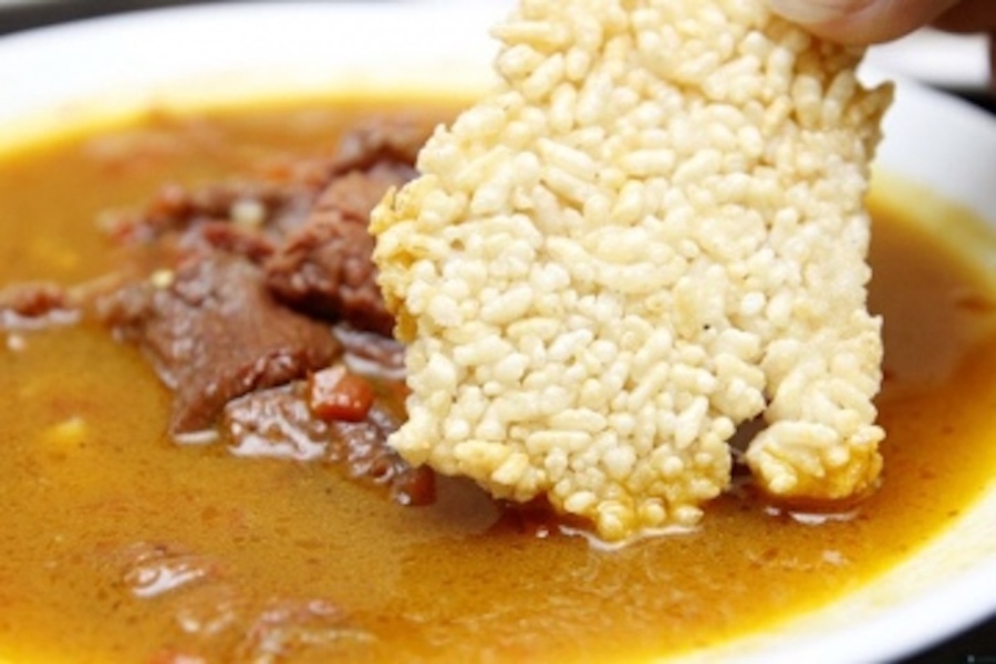 Riz croustillant servi avec de la viande de chèvre grillée à Tuyet Tinh Coc