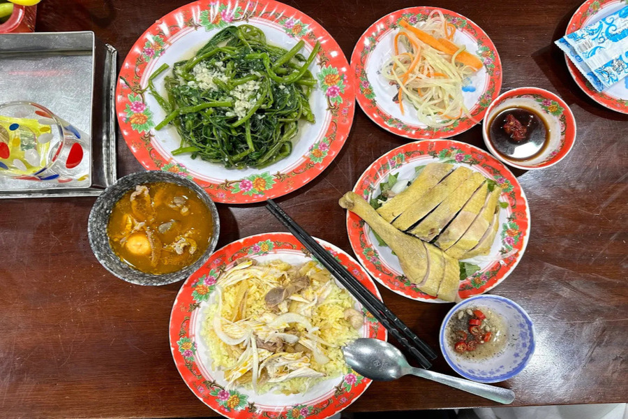 Assiette traditionnelle de Cơm Gà Bà Buội à Hoi An, riz au poulet parfumé et authentique