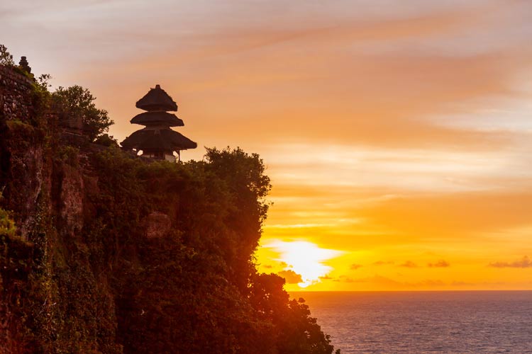 N'oubliez pas de voir le couché du soleil au temple Uluwatu