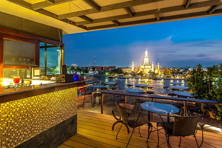 Couché du soleil sur Wat Arun