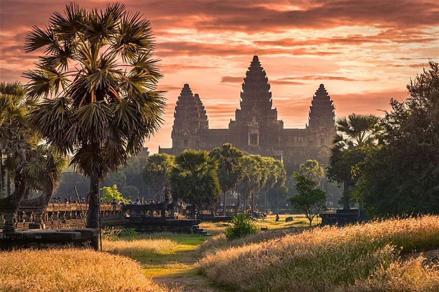 Coucher du soleil magnifique sur temple d'Angkor Wat