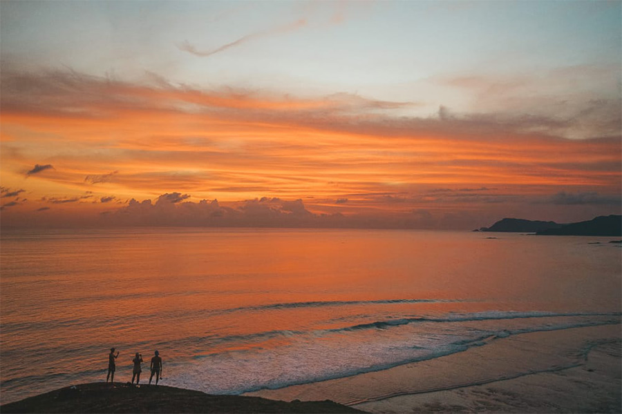 Coucher du soleil magnifique à la plage de Kuta