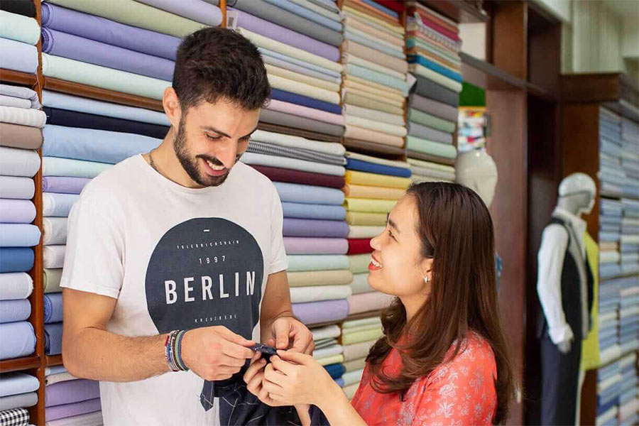 Vous pouvez demander des conseils détaillés au tailleur - couture sur mesure à Hoi An