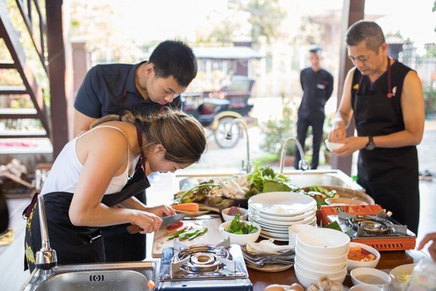  Touriste préparant un plat khmer typique dans un atelier de cuisine locale