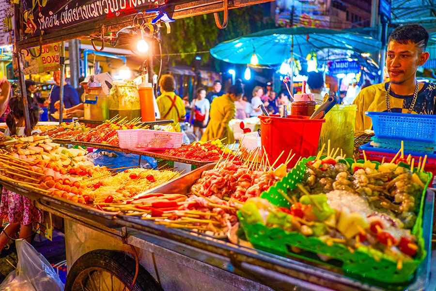 Les étals gourmands et colorés des marchés nocturnes de Chiang Mai