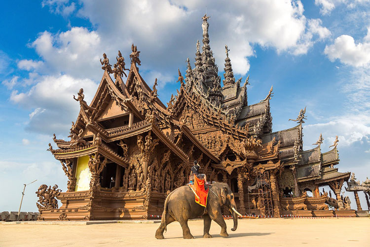 Un temple bouddhiste à Chonburi