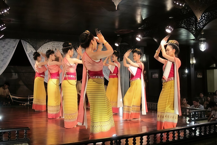 Danseurs thaïlandais et chars décorés illuminent les rues de Chiang Mai pendant les célébrations de Yi Peng