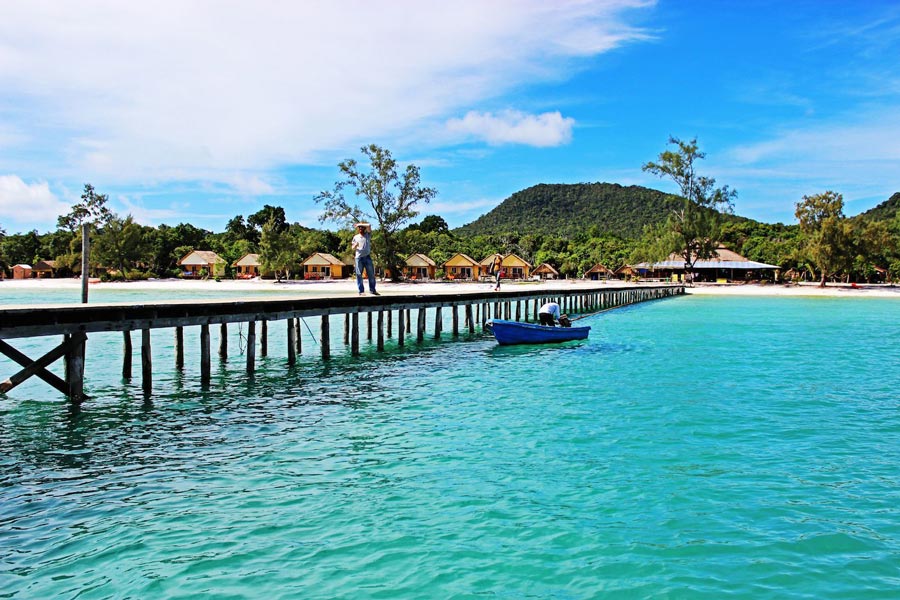 Koh Rong est l'une des destinations balnéaires au Cambodge et en Thaïlande.