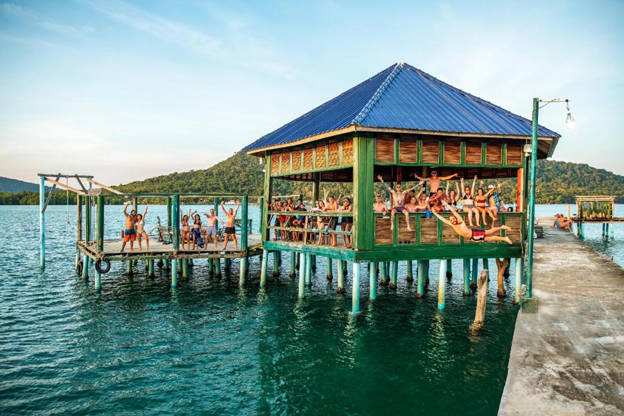 Koh Rong Saloem est l'une des destinations balnéaires au Cambodge et en Thaïlande.