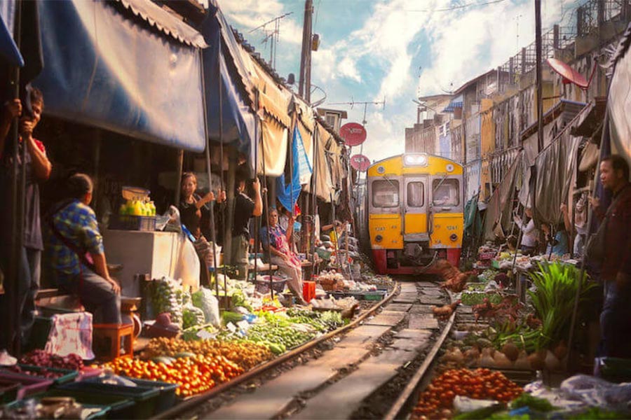 Le marché ferrriviaire est l'une des destinations gratuites à Bangkok emblématique