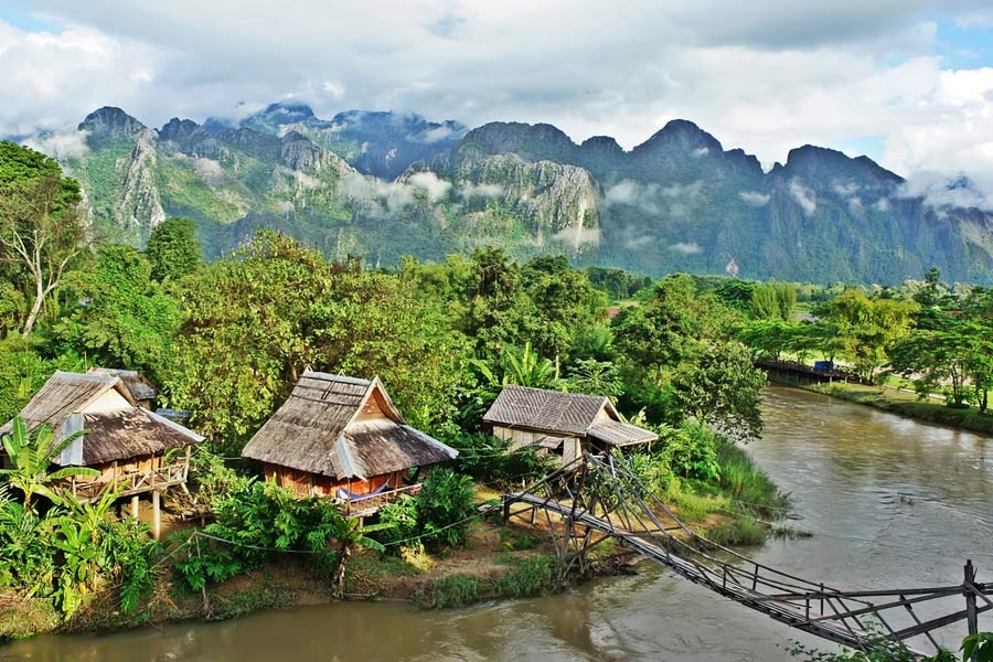 Vang Vieng est l'une des destinations incontournables dans le circuit combiné Vietnam - Laos