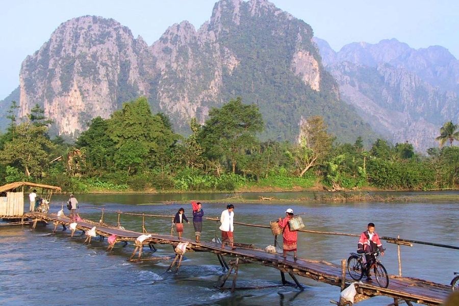 Balade à vélo à travers les paysages karstiques de Vang Vieng.